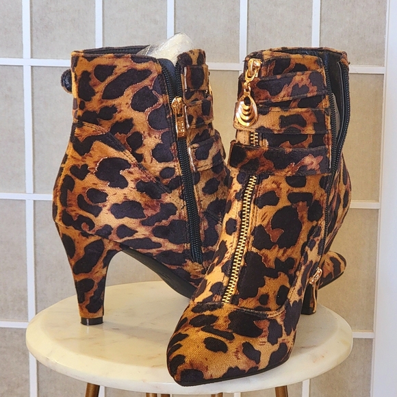 Pointed Toe Zip Stiletto Kitten Heel Ankle Booties / Size 8M - Picture 2 of 2